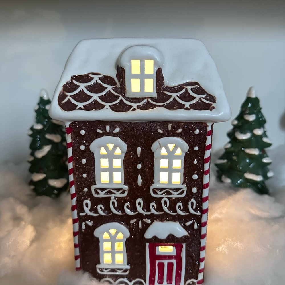 Holiday Gingerbread Townhouse